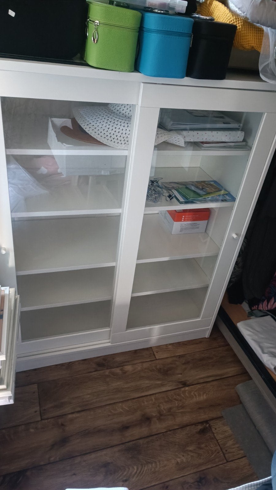 Witte kast met glazen schuifdeuren, Ophalen, 100 tot 150 cm, Glas, 100 tot 150 cm