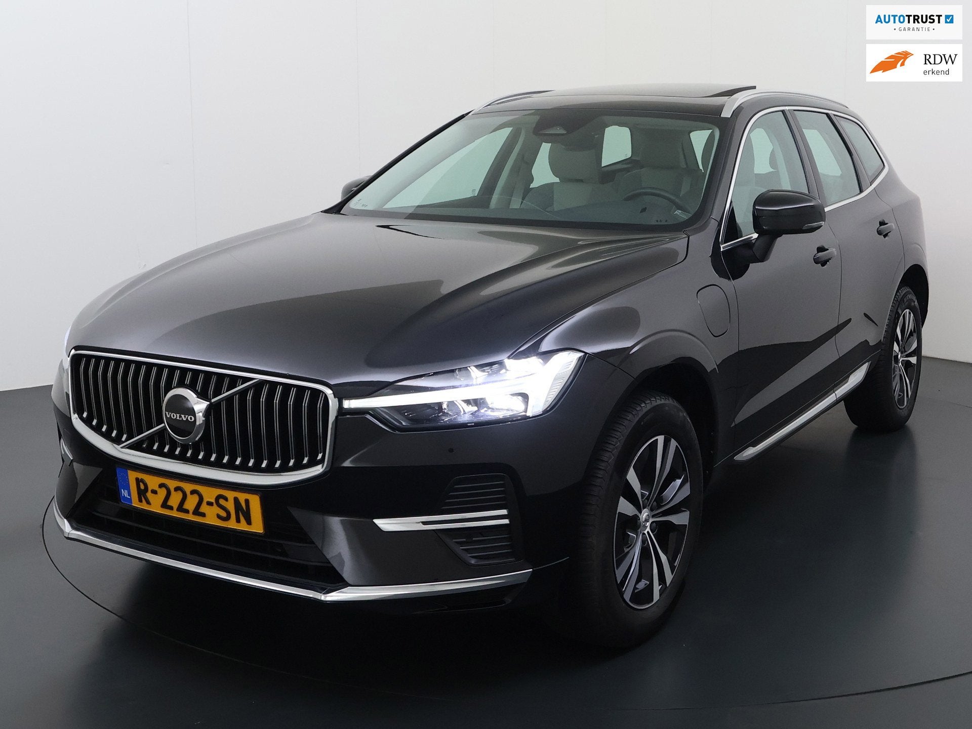 Volvo XC60 2.0 T6 Plug-in hybrid AWD Essential Bright, Auto's, Automaat, Dealer onderhouden, Stof, Gebruikt