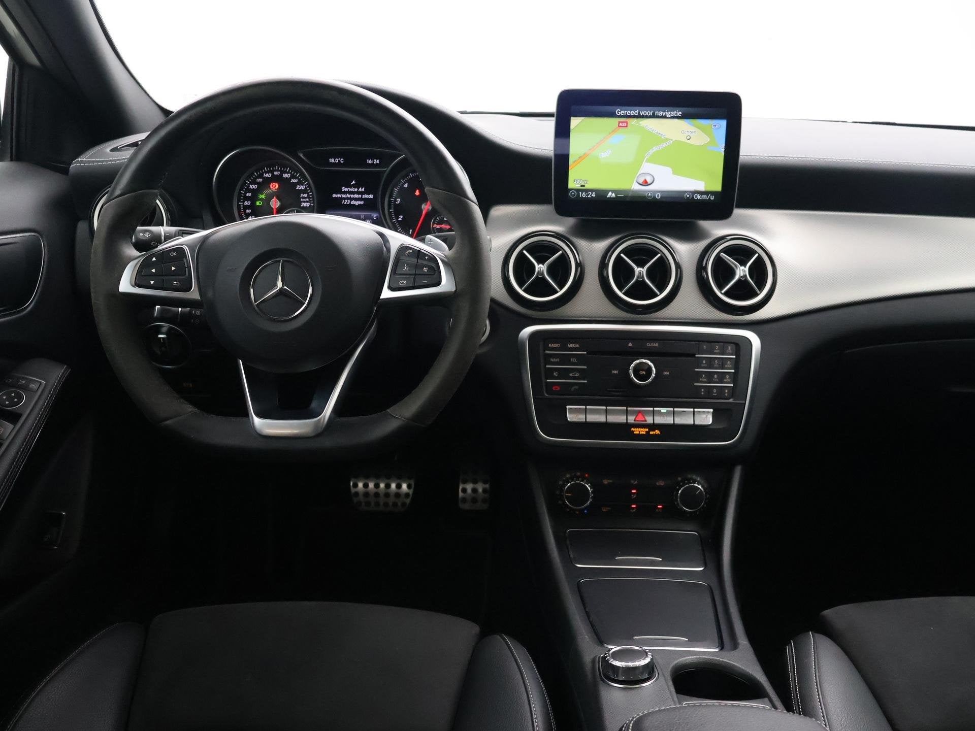 Mercedes-Benz GLA-klasse 200 AUT. AMG LINE + PANORAMA SCHUIF, Gebruikt, 715 kg, Leder en Stof, Wit