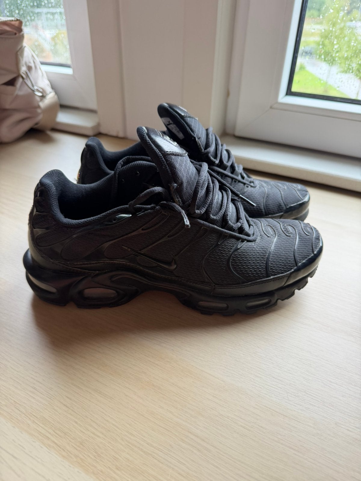 NIKE AIR MAX PLUS TN TRIPLE BLACK 44, Ophalen of Verzenden, Zo goed als nieuw, Zwart