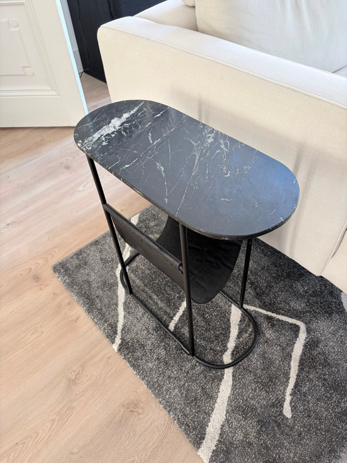 Black marble side table, Ophalen, Minder dan 55 cm, Metaal of Aluminium, Zo goed als nieuw