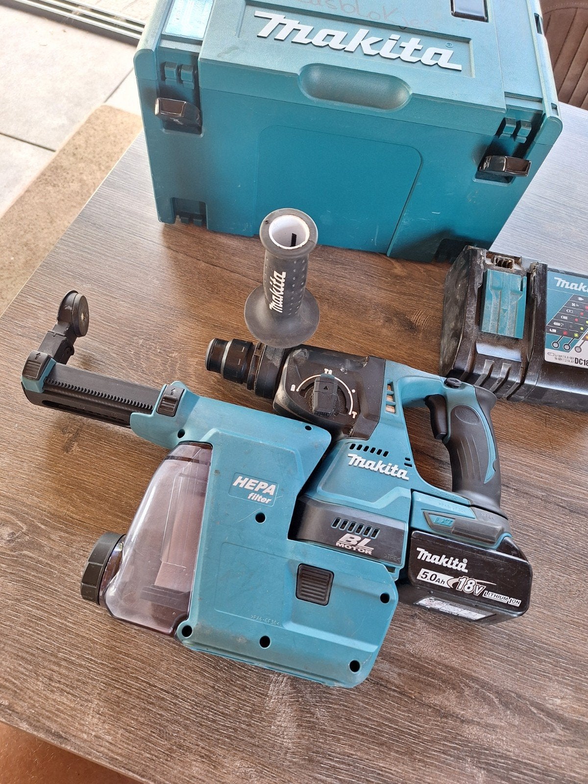 Makita DHR242RT klopboormachine met stofzuiger
Set bevat: D, Doe-het-zelf en Verbouw, Gereedschap | Boormachines, 600 watt of meer