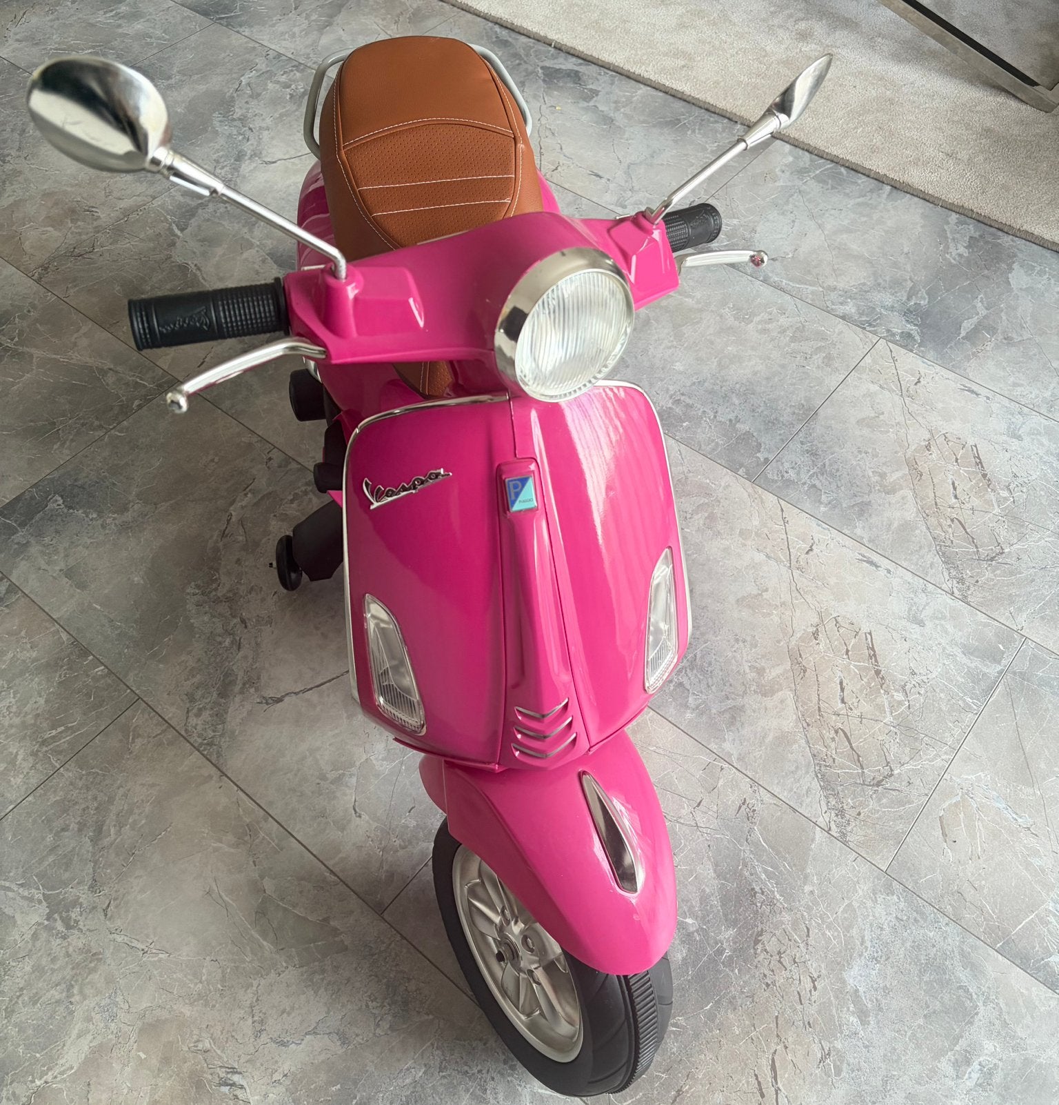 Roze Vespa elektrische kinderscooter, Zo goed als nieuw