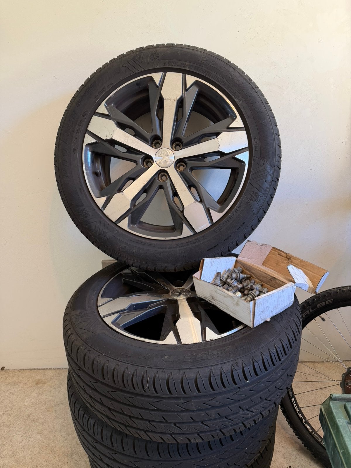 4x Peugeot 18 inch velgen met zomerbanden 215/55 R18, Ophalen, 18 inch, 215 mm, Banden en Velgen