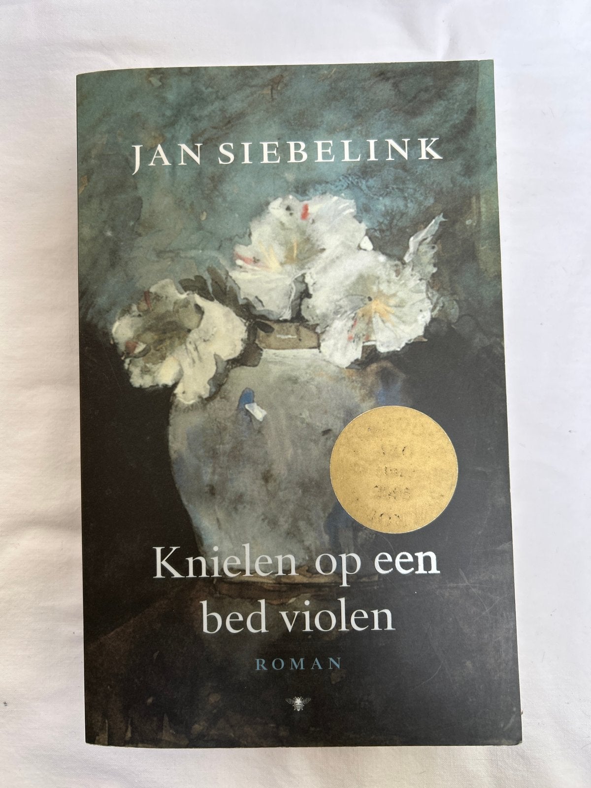 Knieën op een bed violen - Jan Siebelink (Roman), Ophalen of Verzenden, Zo goed als nieuw, Nederland