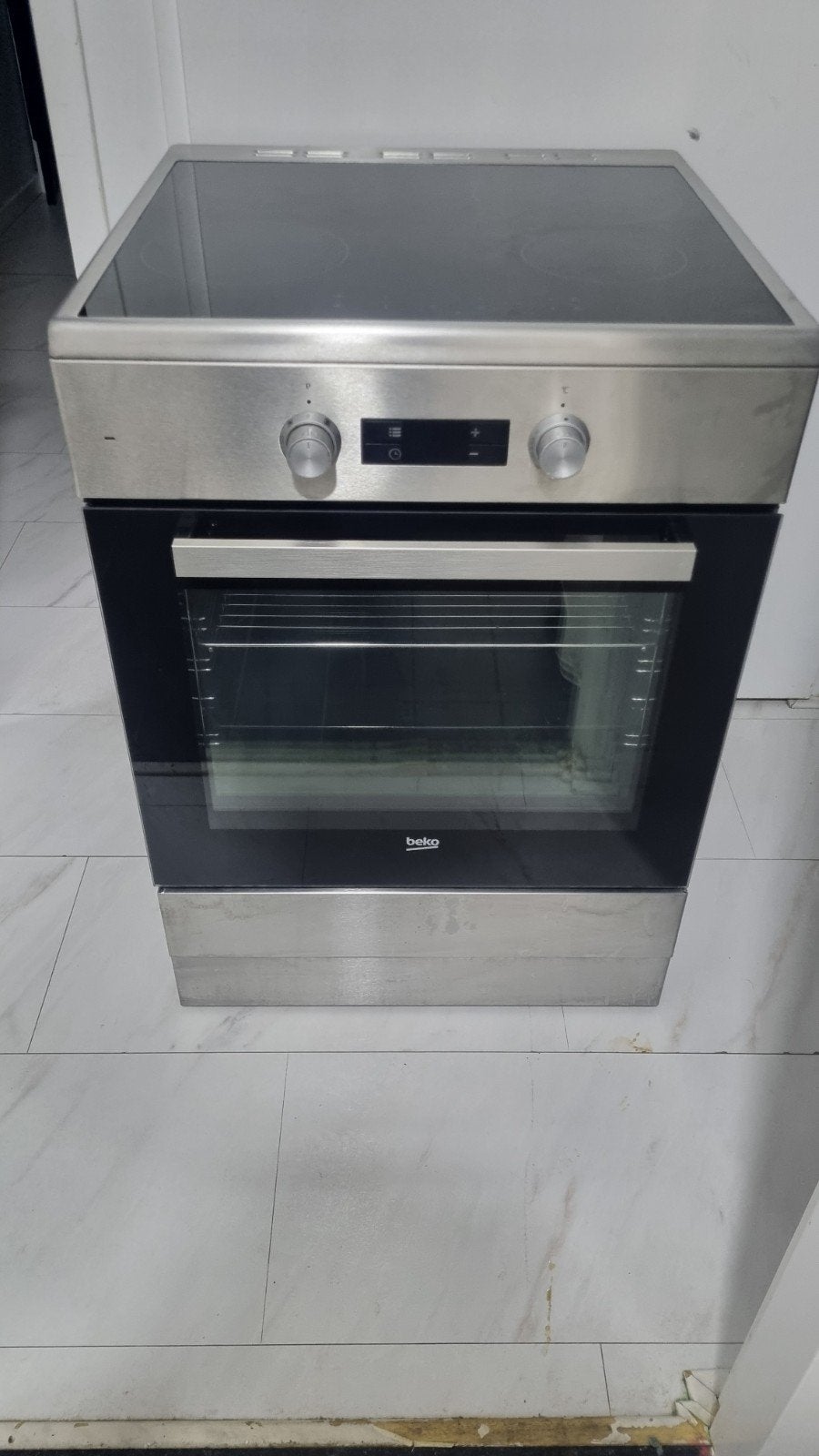 beko inductie fornuis met heteluchtoven, Ophalen, Gebruikt, 4 kookzones, Inductie