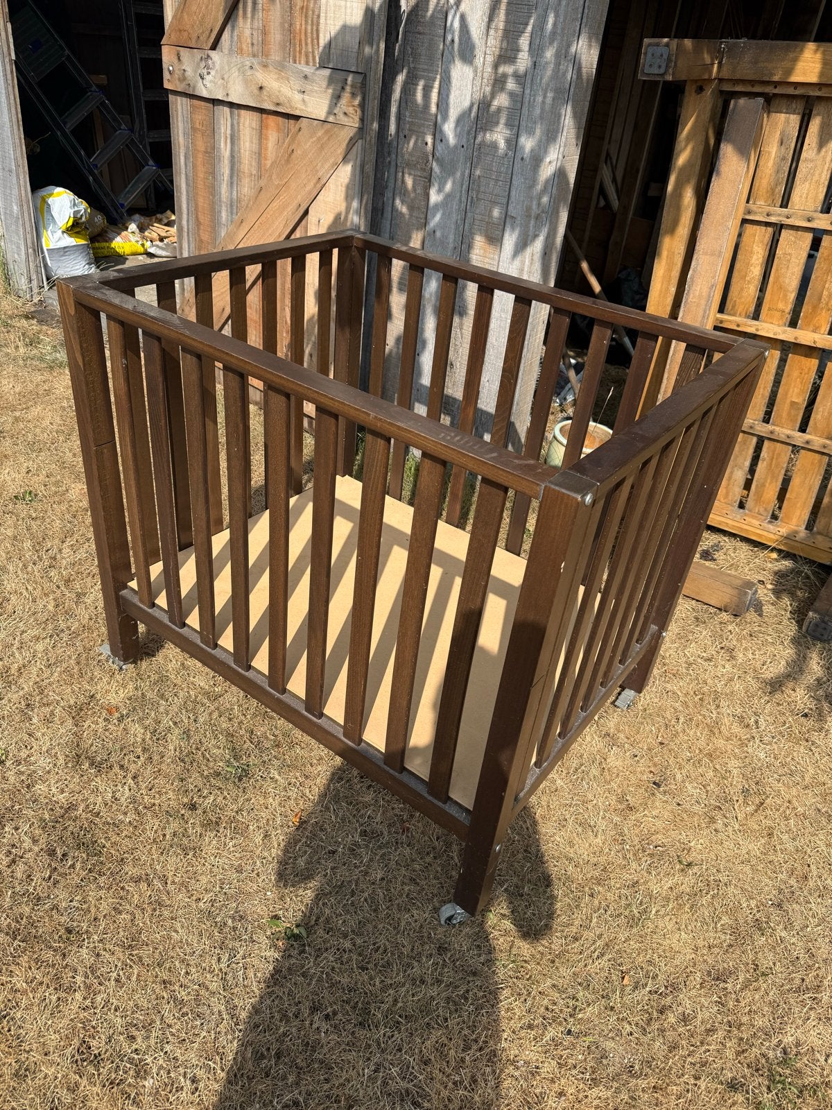 Houten box met wieltjes - Donkerbruin, Kinderen en Baby's, Boxen, Ophalen, Gebruikt, Rechthoekig, In hoogte verstelbaar