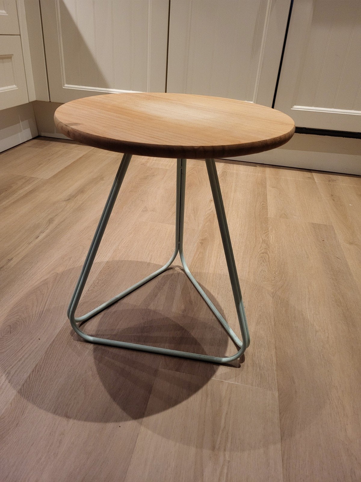 Bijzettafel met rond houten blad en mintgroene poot, Ophalen, Minder dan 55 cm, Gebruikt, Rond