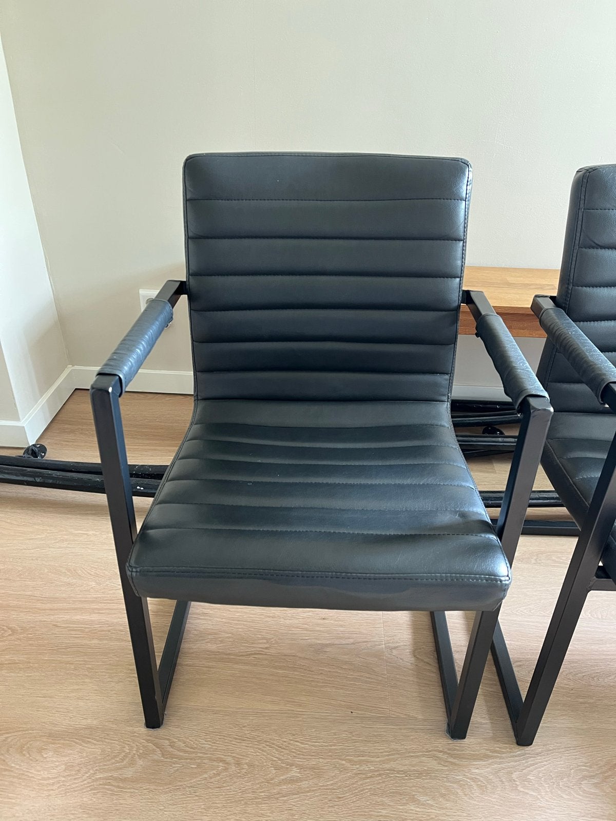 4 zwarte stoelen met armleuning - modern design, Huis en Inrichting, Stoelen, Ophalen, Gebruikt, Zwart, Leer