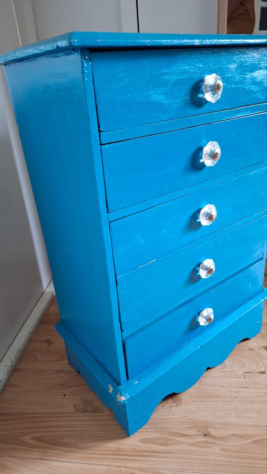 Vintage ladekast blauw met 5 laden en glazen knoppen, Huis en Inrichting, Kasten | Ladekasten, Gebruikt, Minder dan 100 cm, Minder dan 50 cm