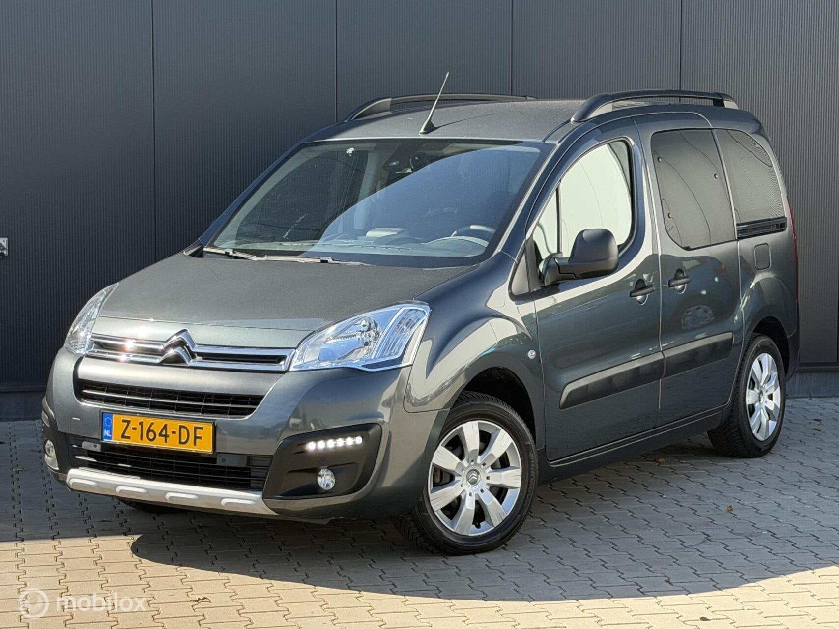 Citroen Berlingo 1.2 110PK Feel | CRUISE | CLIMA | CAMERA |, Auto's, Voorwielaandrijving, Stof, Gebruikt, 1199 cc