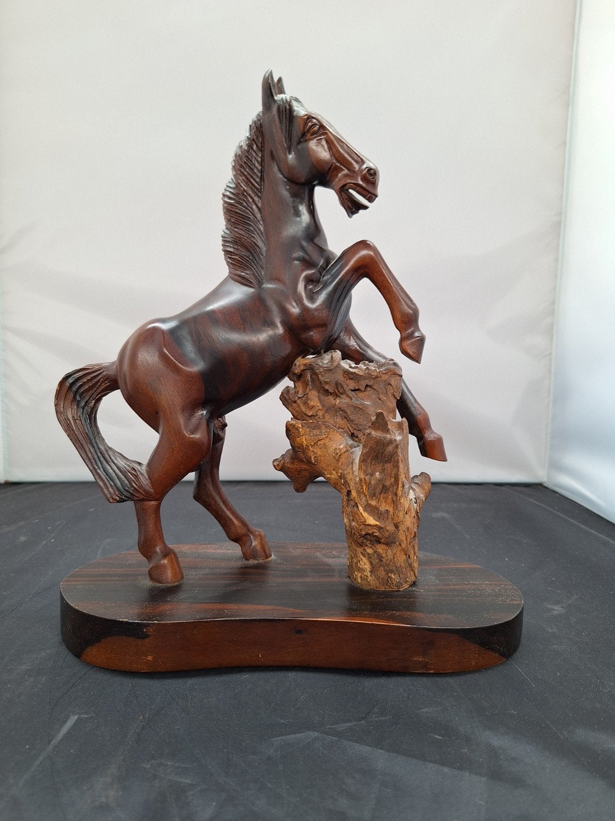 Prachtig handgesneden houten paard op sokkel, Ophalen of Verzenden, Zoogdier, 20 - 50 cm, Beeld
