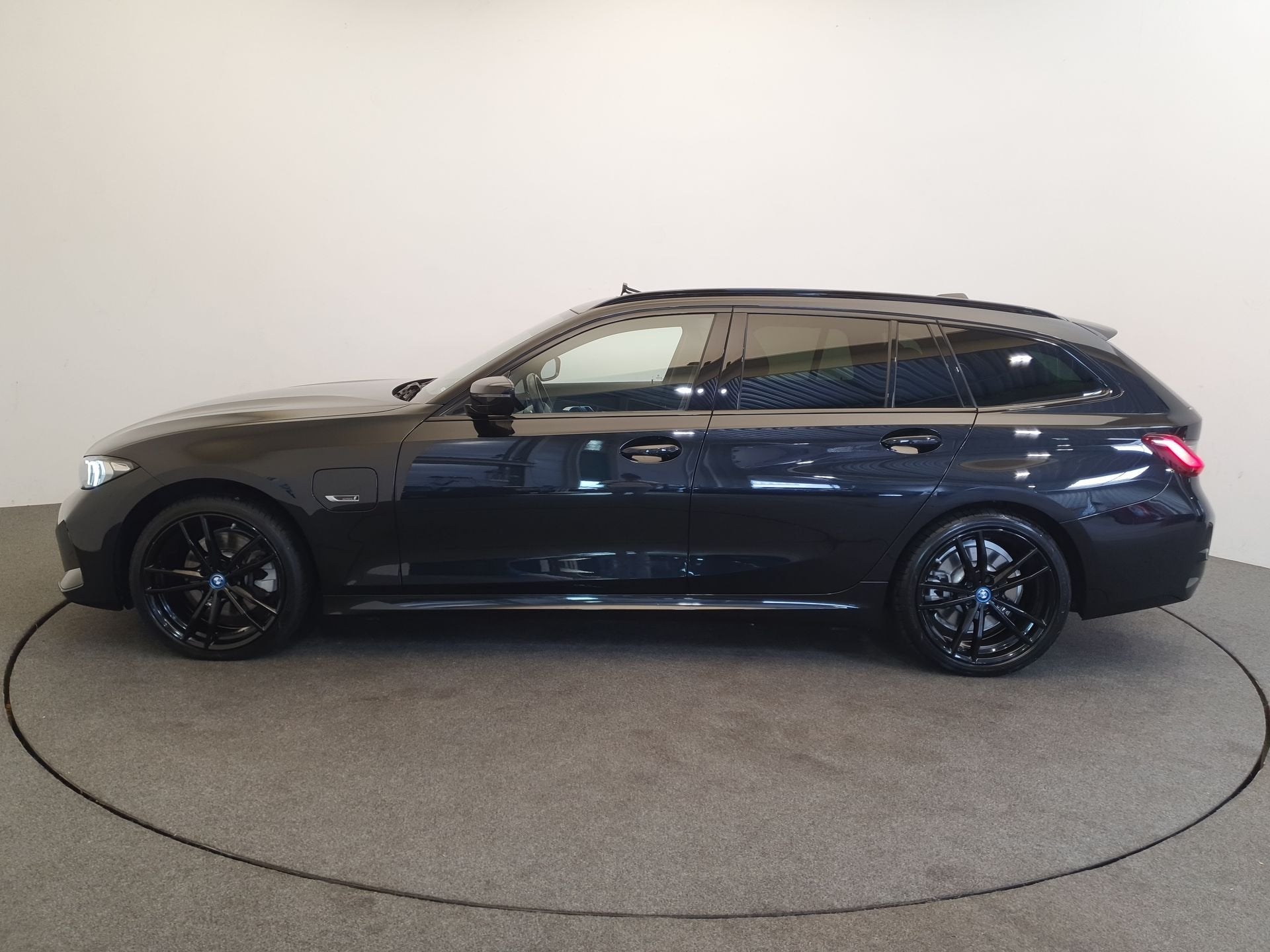 BMW 3 Serie Touring 320e M-Sport 204pk Panoramadak, ACC, Led, Auto's, BMW, Gebruikt, 4 cilinders, Zwart, Leder