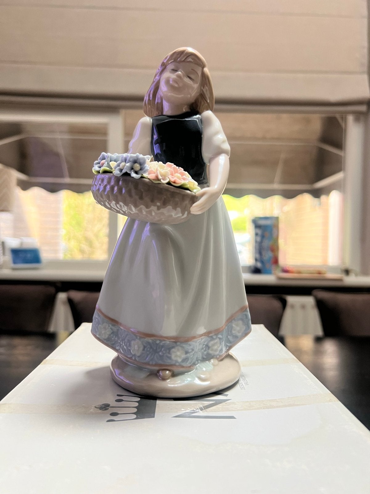 Prachtige Nadal porseleinen beeldje - Meisje met bloemen, Ophalen, Zo goed als nieuw, Mens