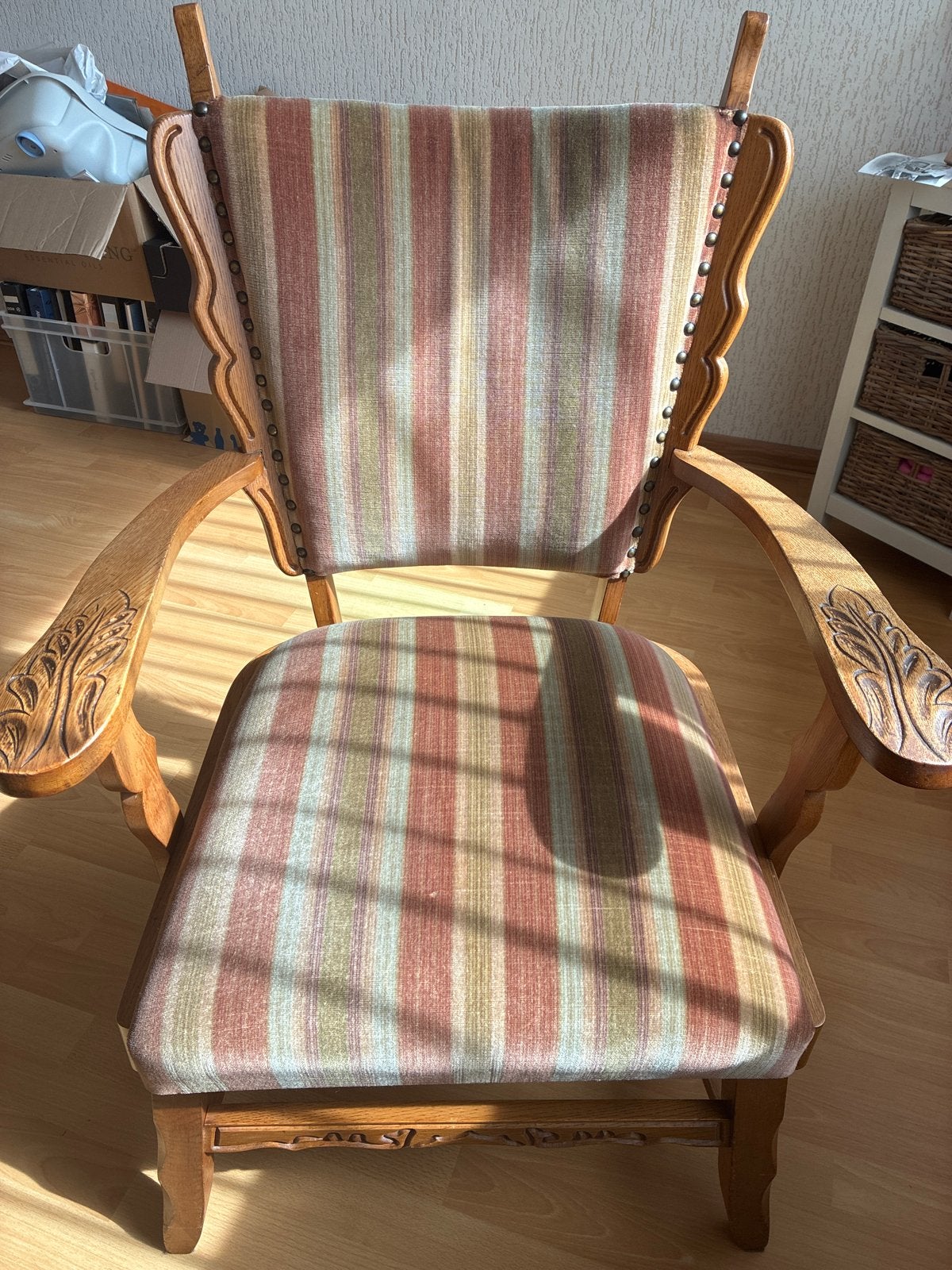 Antieke houten stoelen met gestreepte bekleding, Ophalen