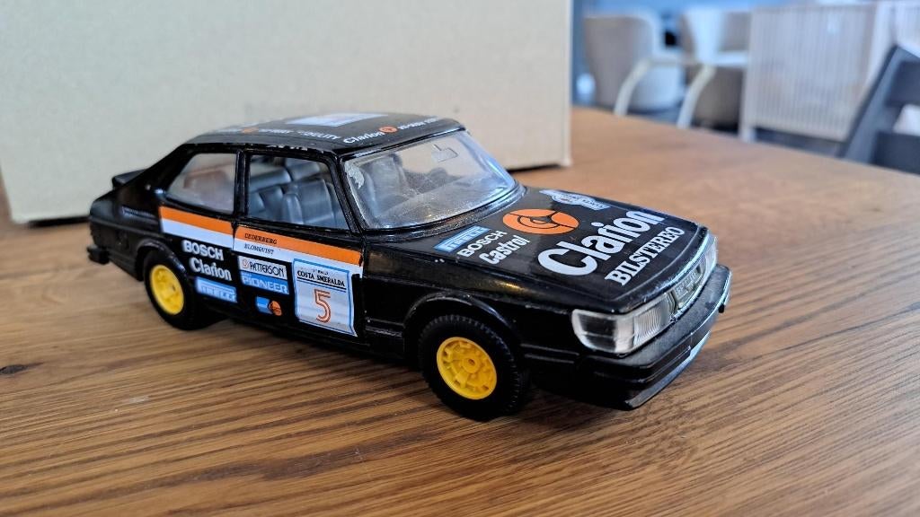 Saab 900 Turbo Rally officiële dealer auto 1:27, Ophalen of Verzenden, Zo goed als nieuw, Auto, Bburago