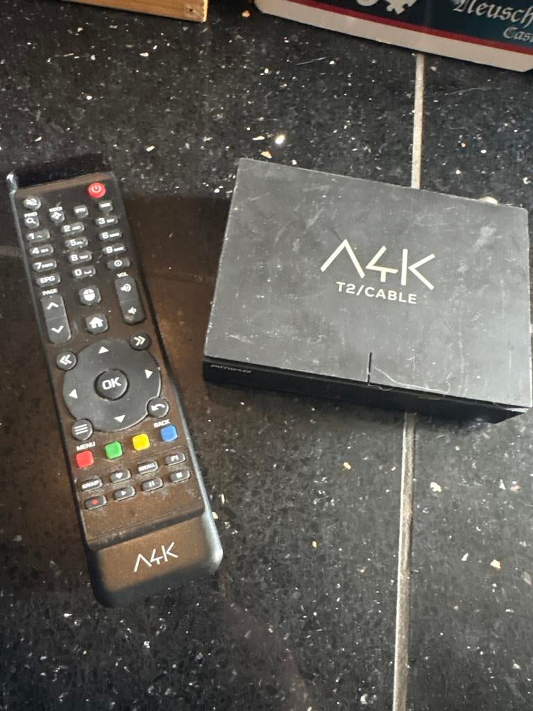 Amiko A4K T2/CABLE decoder met afstandsbediening, Ophalen of Verzenden, Gebruikt, Decoder