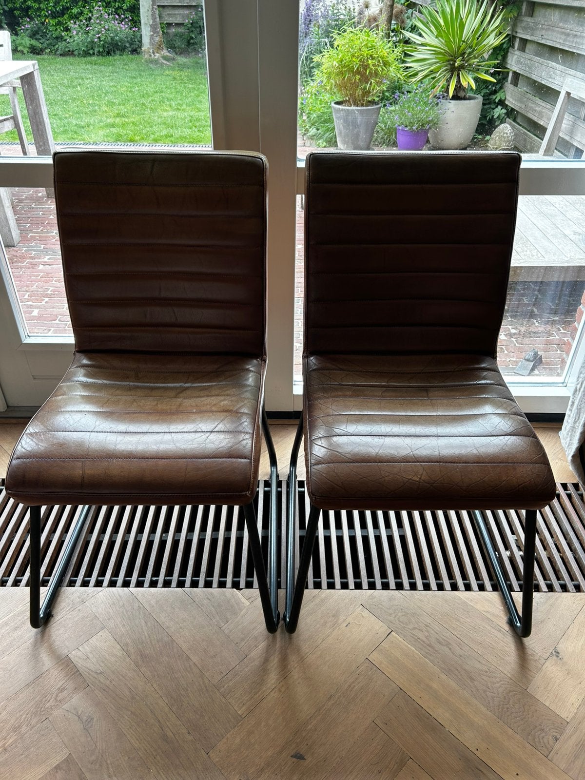 Set van 2 bruine leren eetkamerstoelen met metalen frame, Huis en Inrichting, Stoelen, Ophalen, Gebruikt, Twee, Bruin