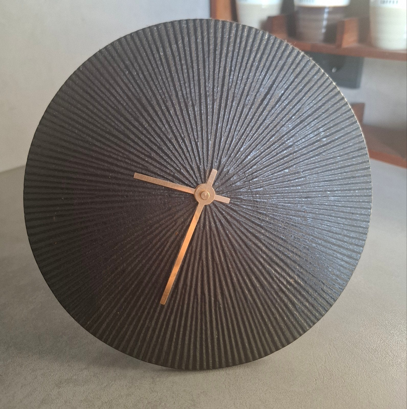 Zwart geribbelde metalen ronde klok met goudkleurige wijzers, Ophalen of Verzenden, Zo goed als nieuw, Analoog, Wandklok
