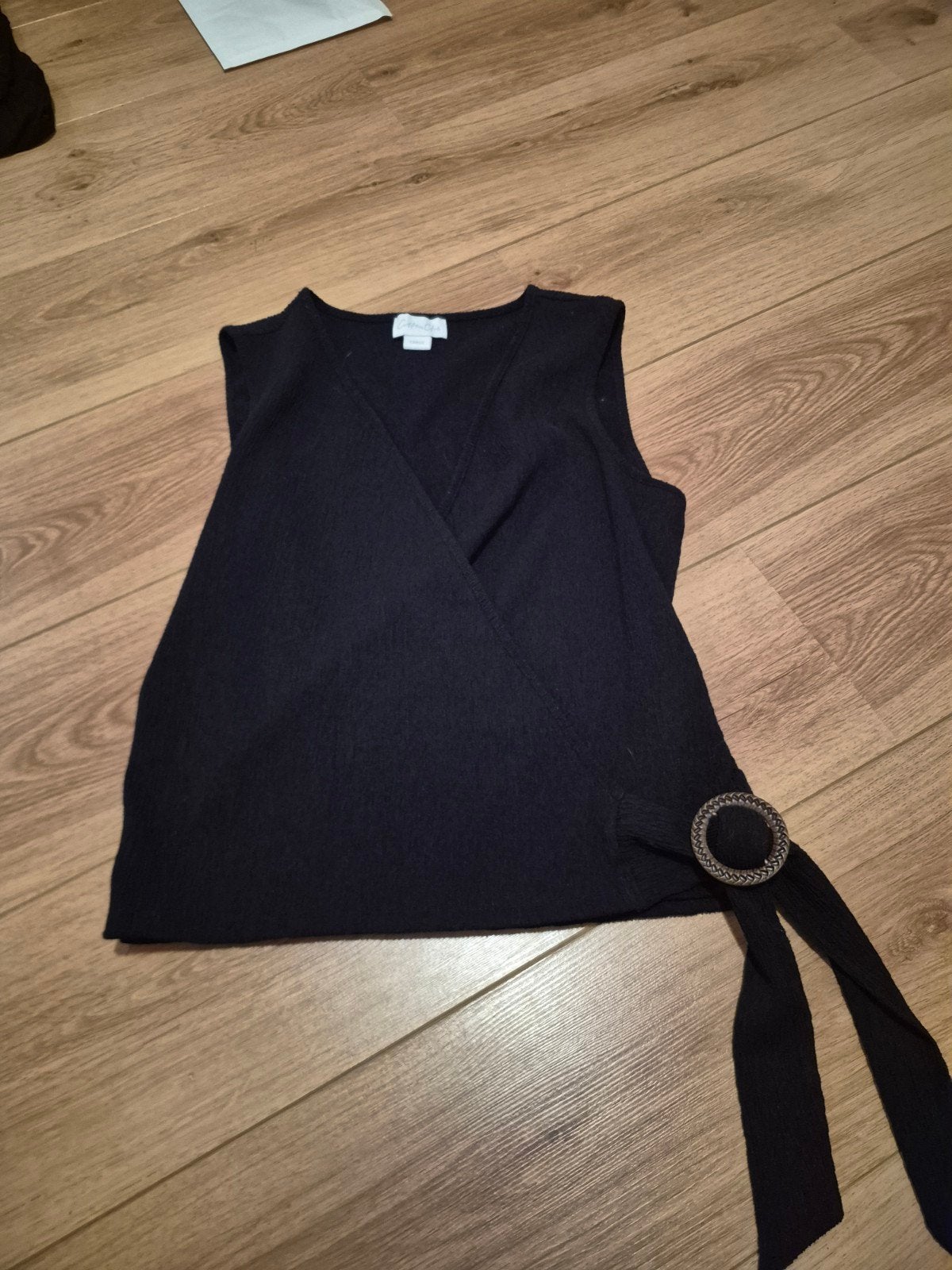 Zwarte Cottonclub Overslag Top met Crinkle Stof en Gesp, Kleding | Dames, Tops, Maat 38/40 (M), Cottonclub, Zwart, Ophalen of Verzenden