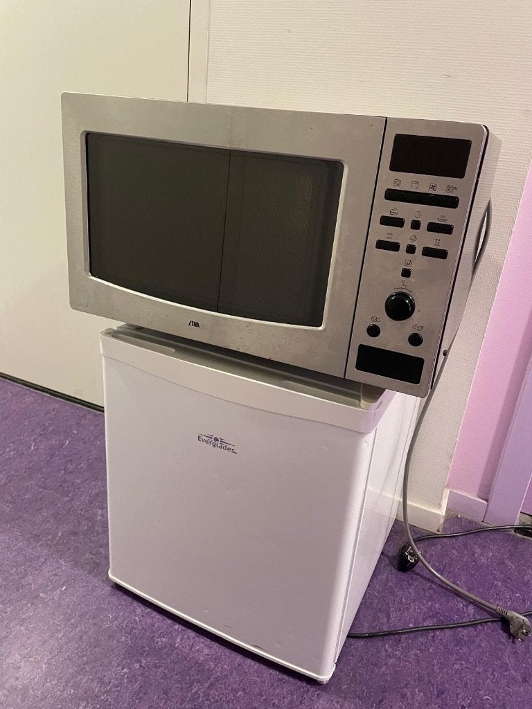 Mini koelkast (mini fridge), Ophalen, Met vriesvak, Minder dan 45 cm, Minder dan 85 cm