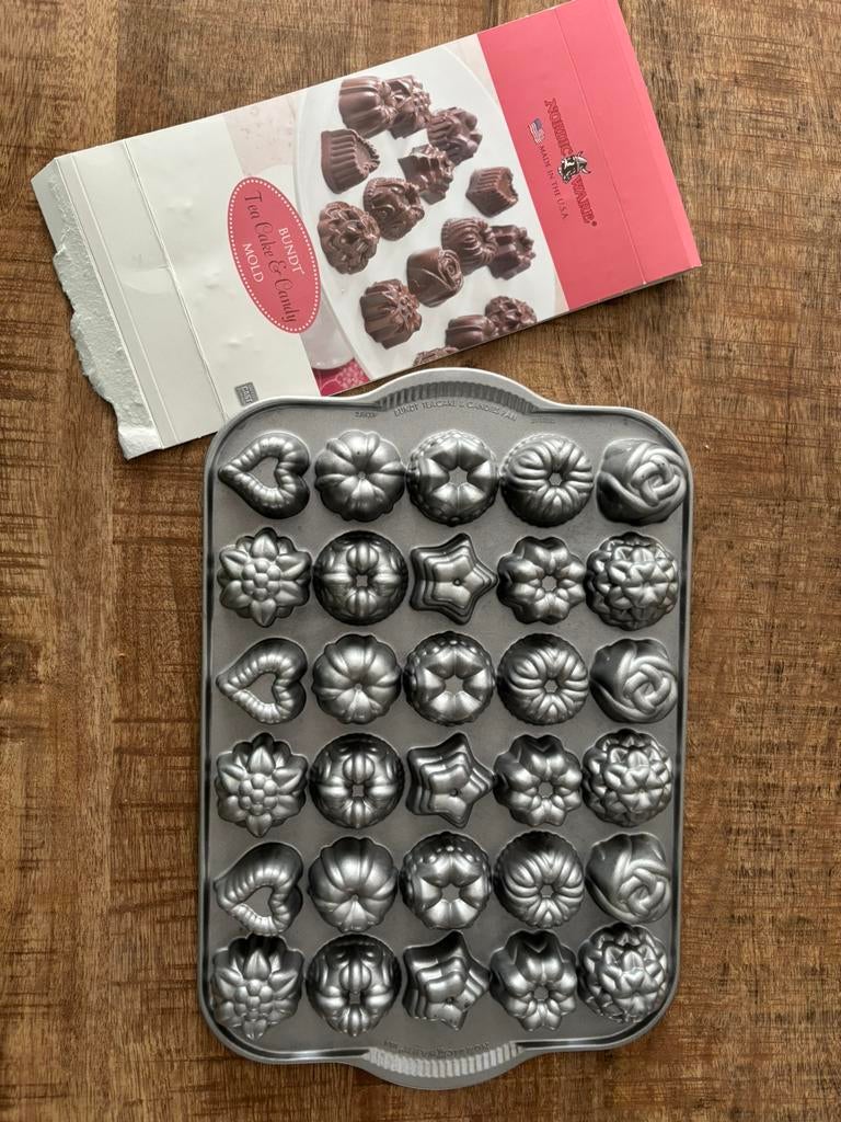 Nordic Ware Bundt Tea Cake & Candy bakvorm, Ophalen of Verzenden, Zo goed als nieuw, Taarten, Bakvorm