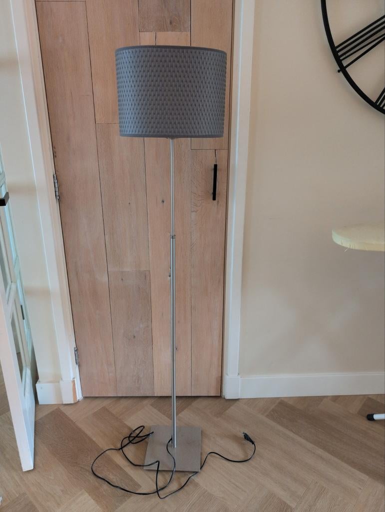 Ikea Aläng staande lamp, kleur grijs, Huis en Inrichting, Ophalen, Gebruikt, Modern, Industrieel, Metaal