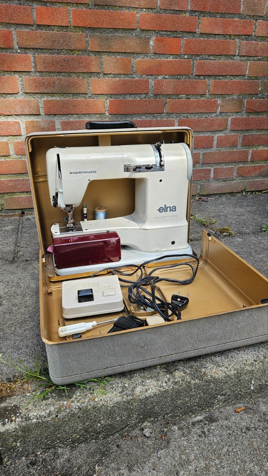 Elna Supermatic naaimachine met koffer, Ophalen