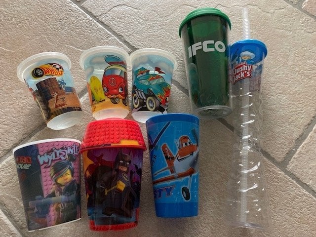 8 plastic bekers voor kinderen. Planes 13 cm hoog, lego mov, Ophalen of Verzenden, Gebruikt