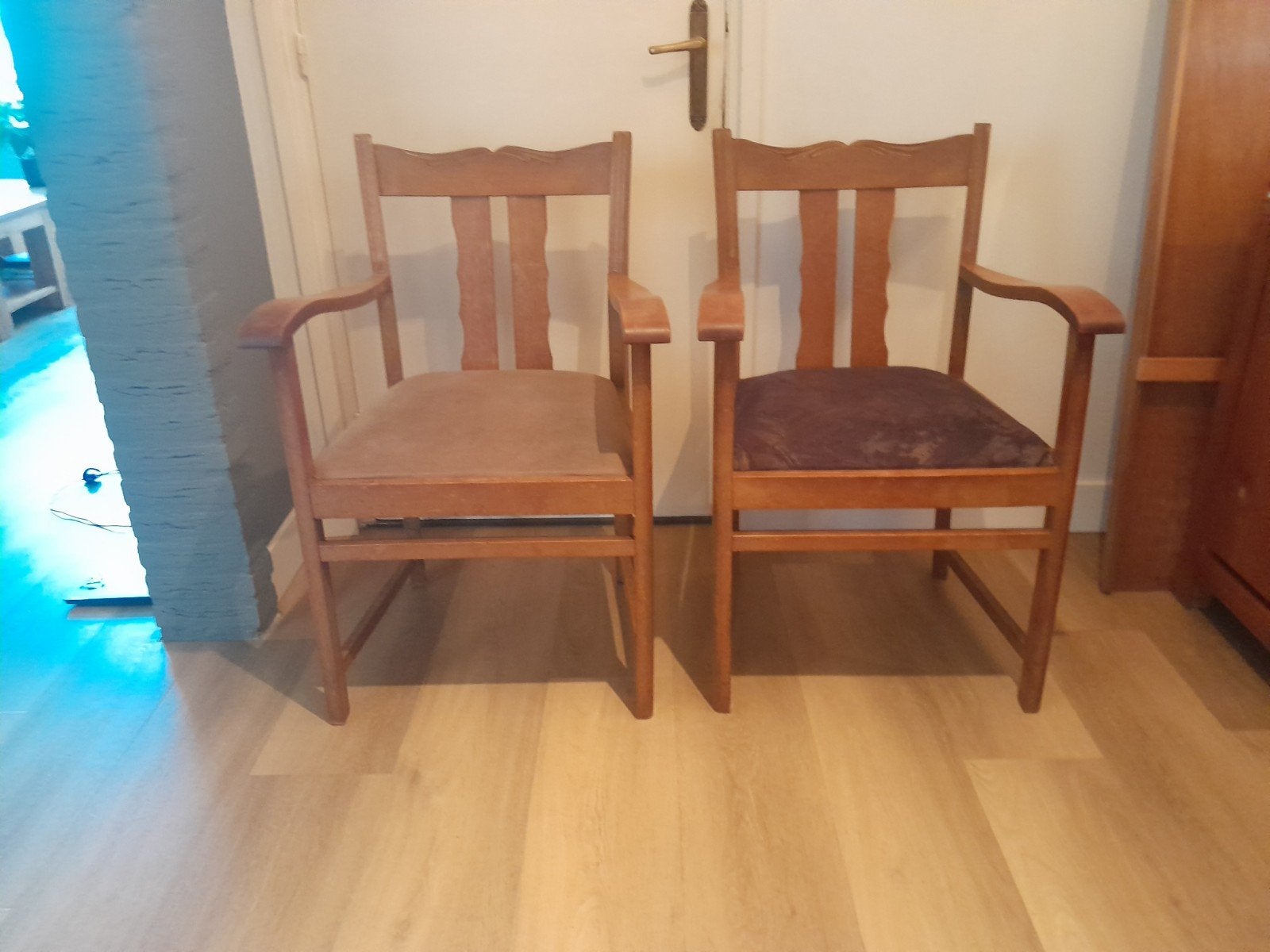 2 stevige houten stoelen, Ophalen, Gebruikt, Bruin