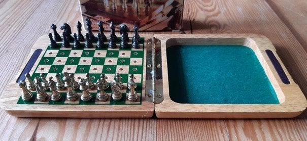 Reis schaakspel, houten kistje met metalen stukken, vintage, Hobby en Vrije tijd, Een of twee spelers, Ophalen of Verzenden, Zo goed als nieuw