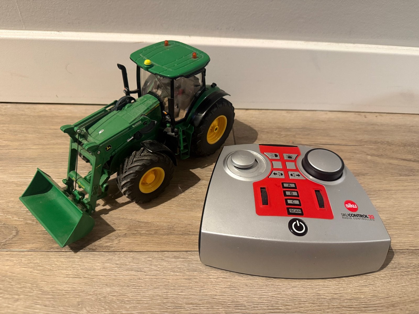 Siku Control John Deere met defecte motor, Ophalen of Verzenden, Gebruikt, Overige schalen, Elektro
