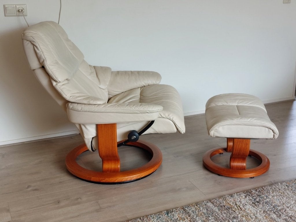 Stressless Reno Classic fauteuil met voetenbank (creme wit), Ophalen, Zo goed als nieuw, 50 tot 75 cm, Hout