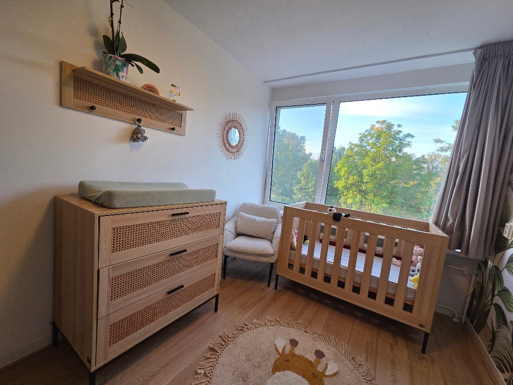 Houten babykamer – ledikant & commode – zeer goede staat
