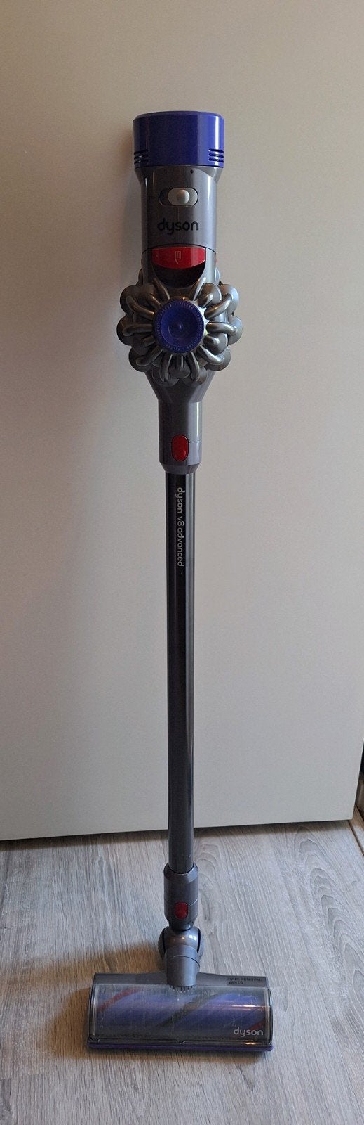 Dyson V8 advanced, Witgoed en Apparatuur, Stofzuigers, Ophalen, Inclusief accessoires, Gebruikt, Dyson