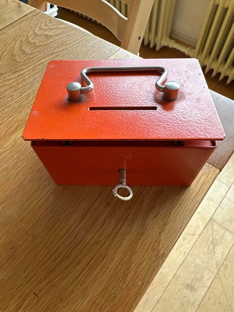 Vintage Oranje Metalen Spaarpot met Sleutel, Ophalen of Verzenden, Gebruikt, Metaal of Blik, Overige thema's