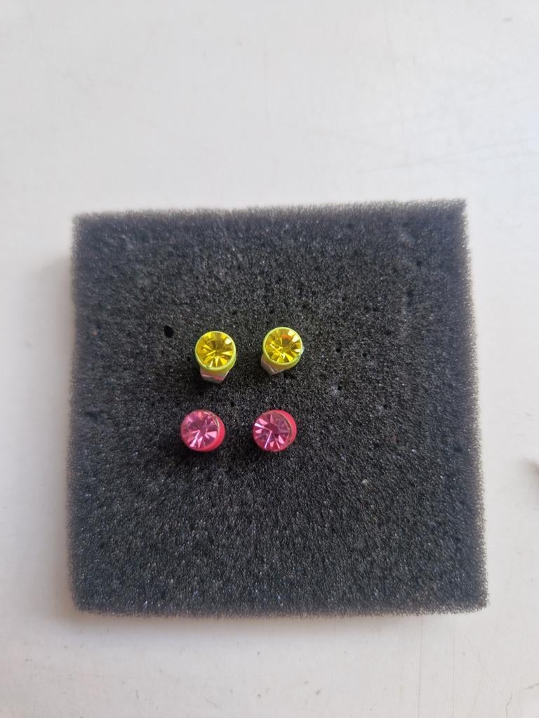 Set Oorbellen Neon Geel en Neon Roze Knopjes, Overige materialen, Geel, Nieuw, Ophalen of Verzenden
