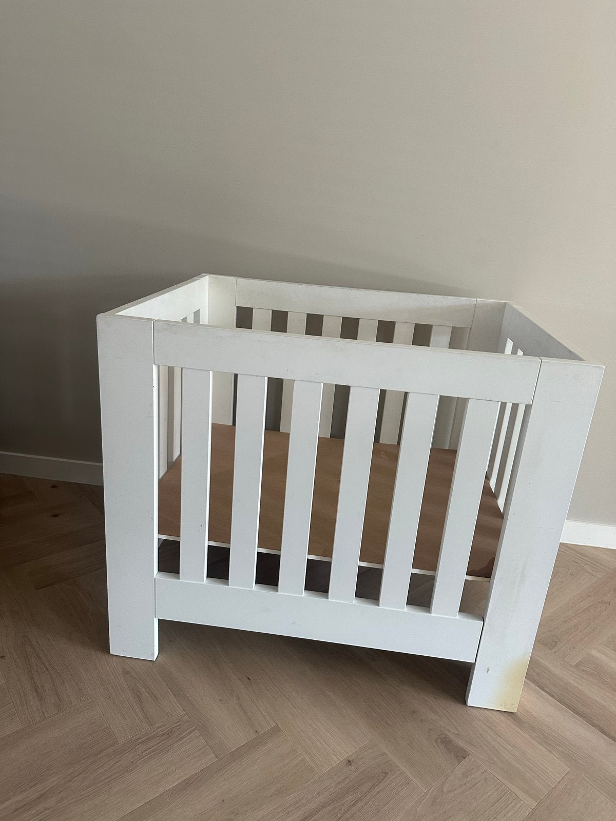 Witte box voor baby - hoogte verstelbaar, Ophalen, Gebruikt, Vierkant