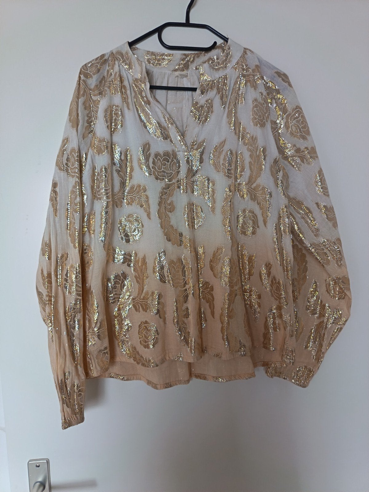 Mooie blouse met goudkleurige print, Maat 38/40 (M), MOOCCI, Ophalen of Verzenden, Zo goed als nieuw