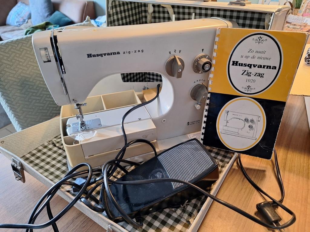 Antieke Husqvarna Zig-zag 1020 Naaimachine met handleiding, Antiek en Kunst, Ophalen
