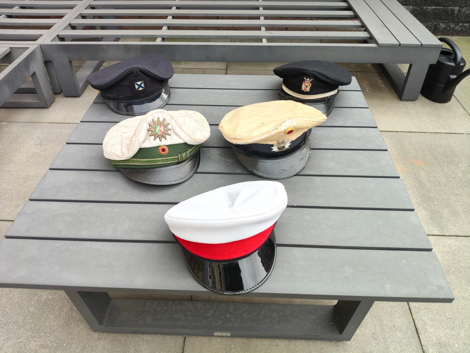 5 oude militaire petten, brocante militaire grens wachters, Ophalen of Verzenden, Landmacht, Duitsland, Helm of Baret