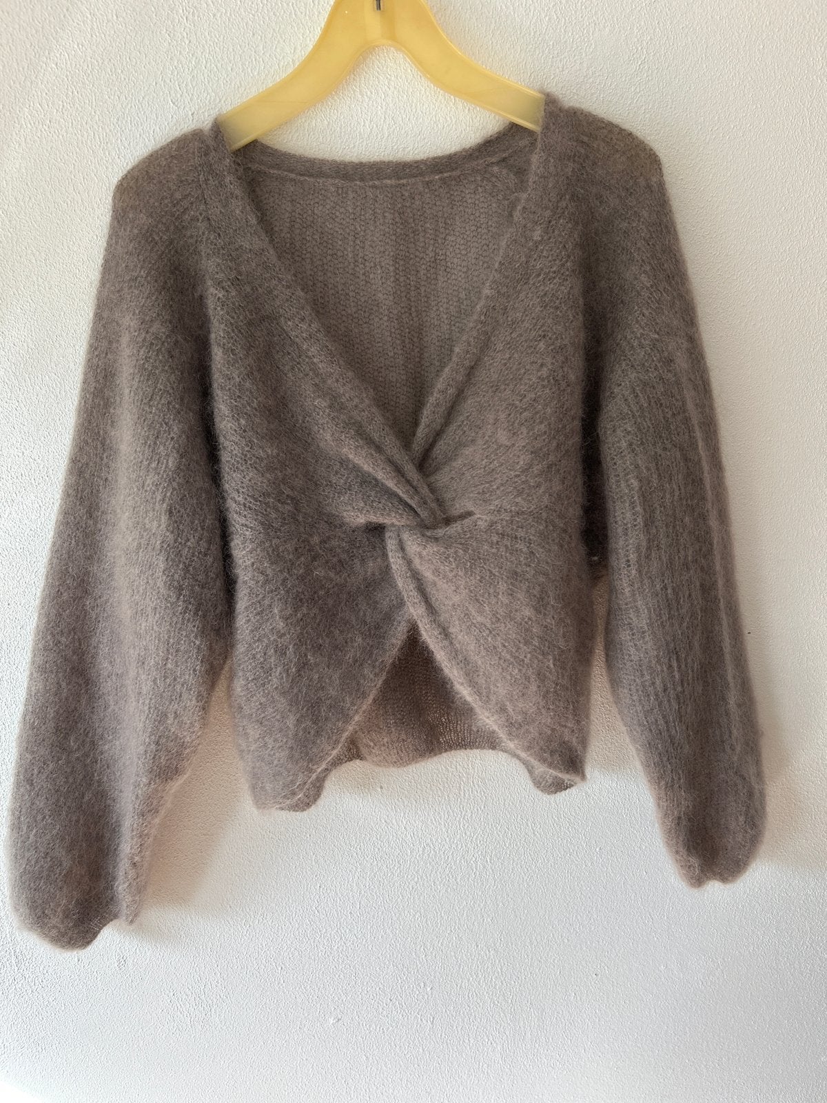 Mooie lichte leverkleur  mohair trui met twist detail, Ophalen of Verzenden, Zo goed als nieuw, Maat 42/44 (L), Overige kleuren