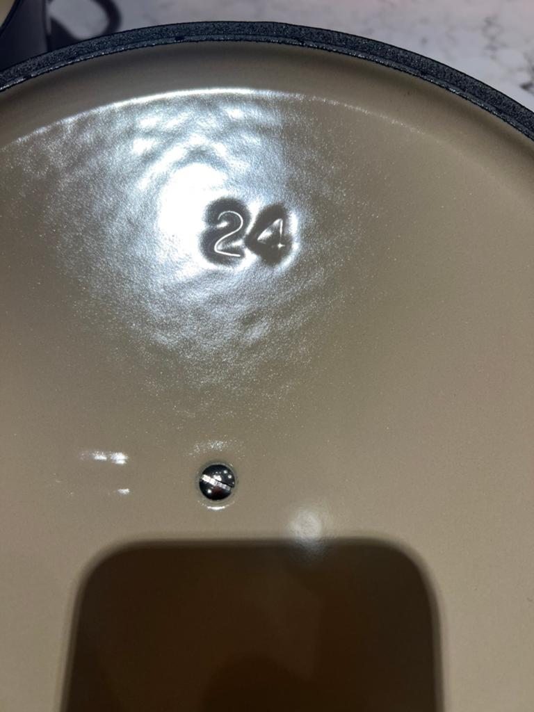 Nieuwe Le Creuset Marmite Flint/Oyster 24 cm, Huis en Inrichting, Keuken | Potten en Pannen, Gietijzer, Nieuw, Ophalen of Verzenden