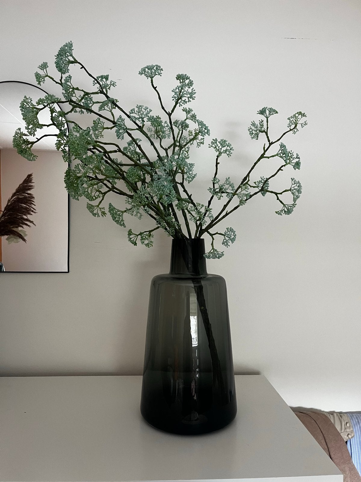 Grote zwarte rookglas vaas met groene takken, Huis en Inrichting, Woonaccessoires | Vazen, Ophalen, Zwart, Inclusief decoratie