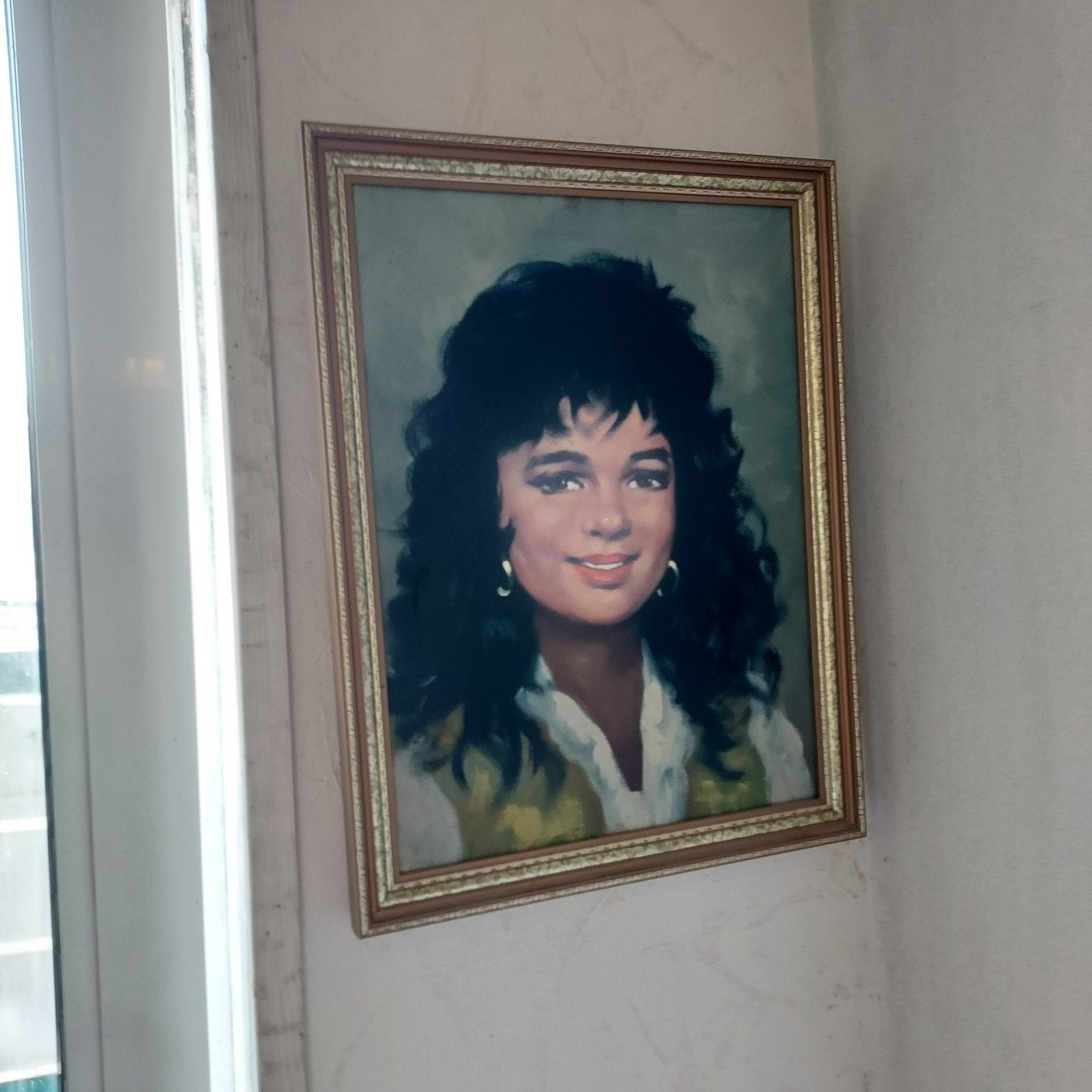 Portret van een jonge vrouw met krullend haar, Ophalen