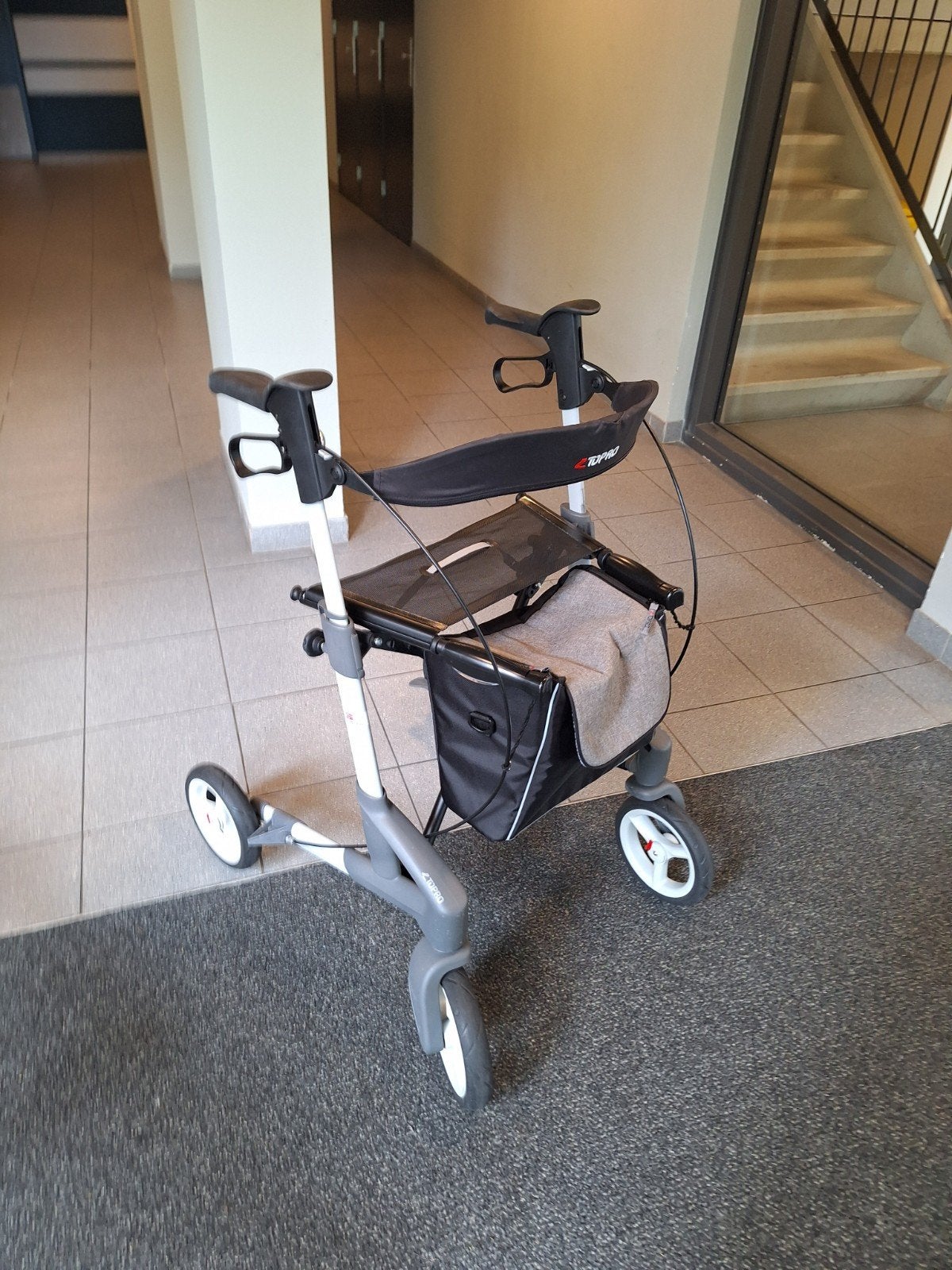 Foto 22 van Rollator lichtgewicht topra troja 5Glees beschrijving NW.ST