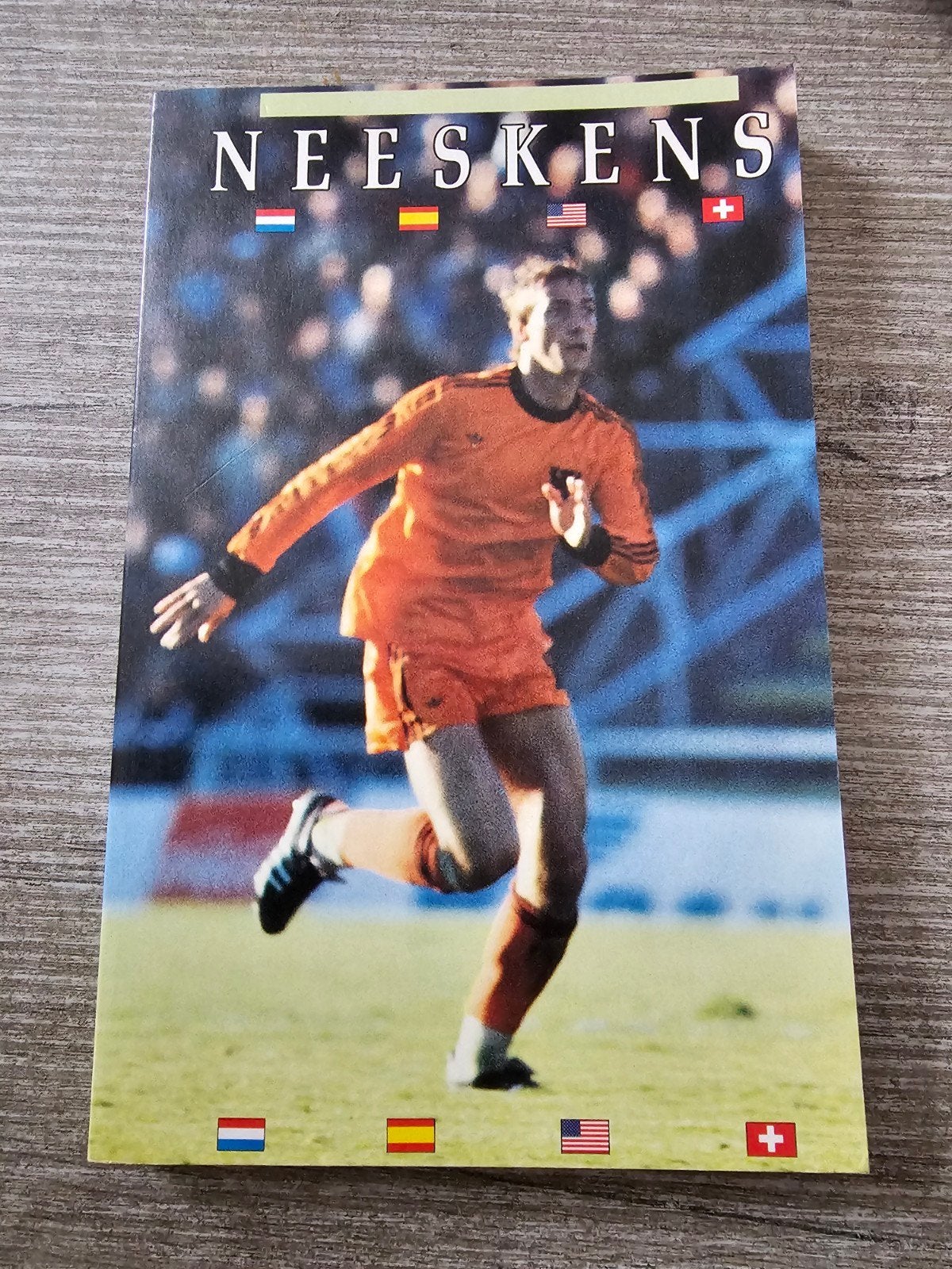 Neeskens Voetbalboek - Biografie Johan Neeskens, Ophalen of Verzenden, Gelezen, Onbekend