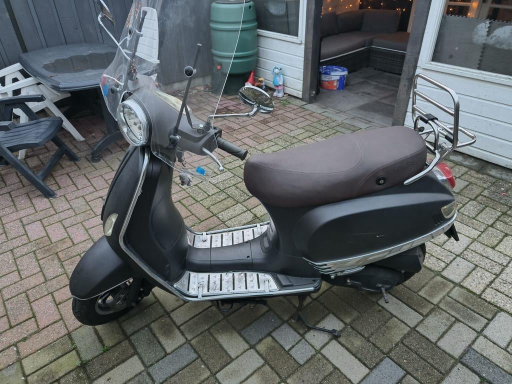 Zwarte Scooter met Windscherm - Kleine Vlekjes, Fietsen en Brommers, Ophalen of Verzenden, Gebruikt, Benzine, Overige merken