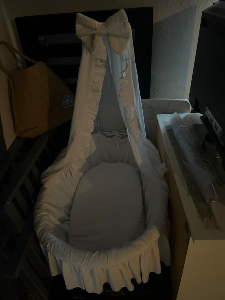 Mooie witte baby wieg met strik en ruches, Kinderen en Baby's, Babywiegjes en Ledikanten, Ophalen, Zo goed als nieuw, Wieg