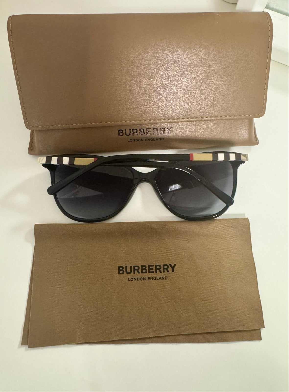 Burberry zonnebril zo goed als nieuw, Sieraden, Tassen en Uiterlijk, Zonnebrillen en Brillen | Dames, Overige merken, Zonnebril